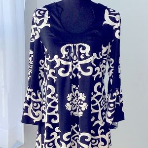 I.N.C. Black/ White Scoop Neck Tunic With Bell Sleeves! Size Large 🌷